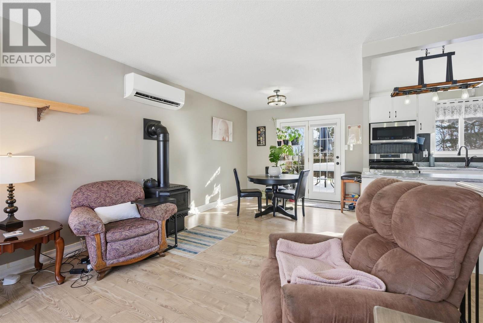 151 Youngfox Rd, Blind River, ON - Indoor Photo Showing Living Room