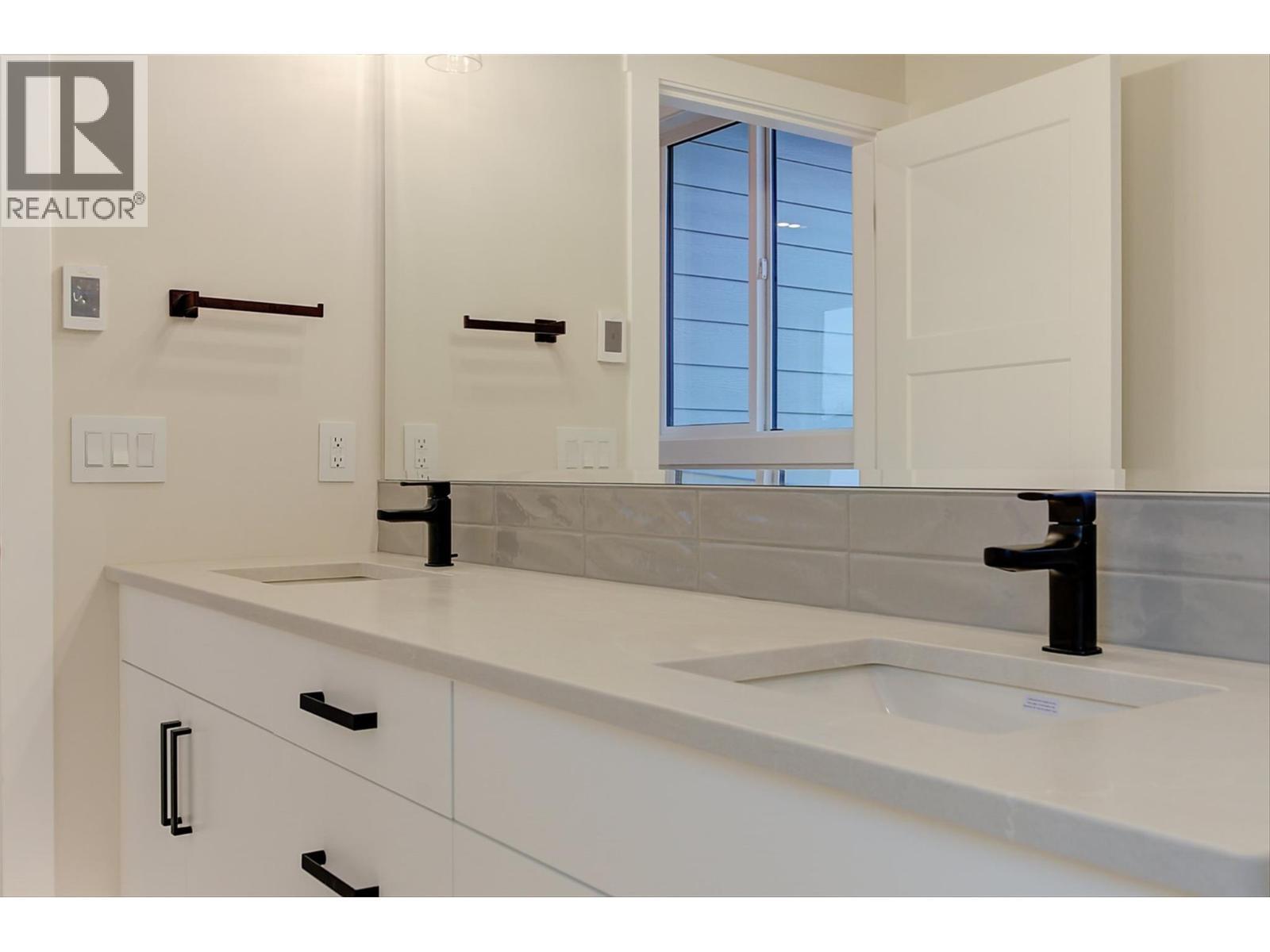 732 Coopland Crescent Unit# 4, Kelowna, BC - Indoor Photo Showing Bathroom