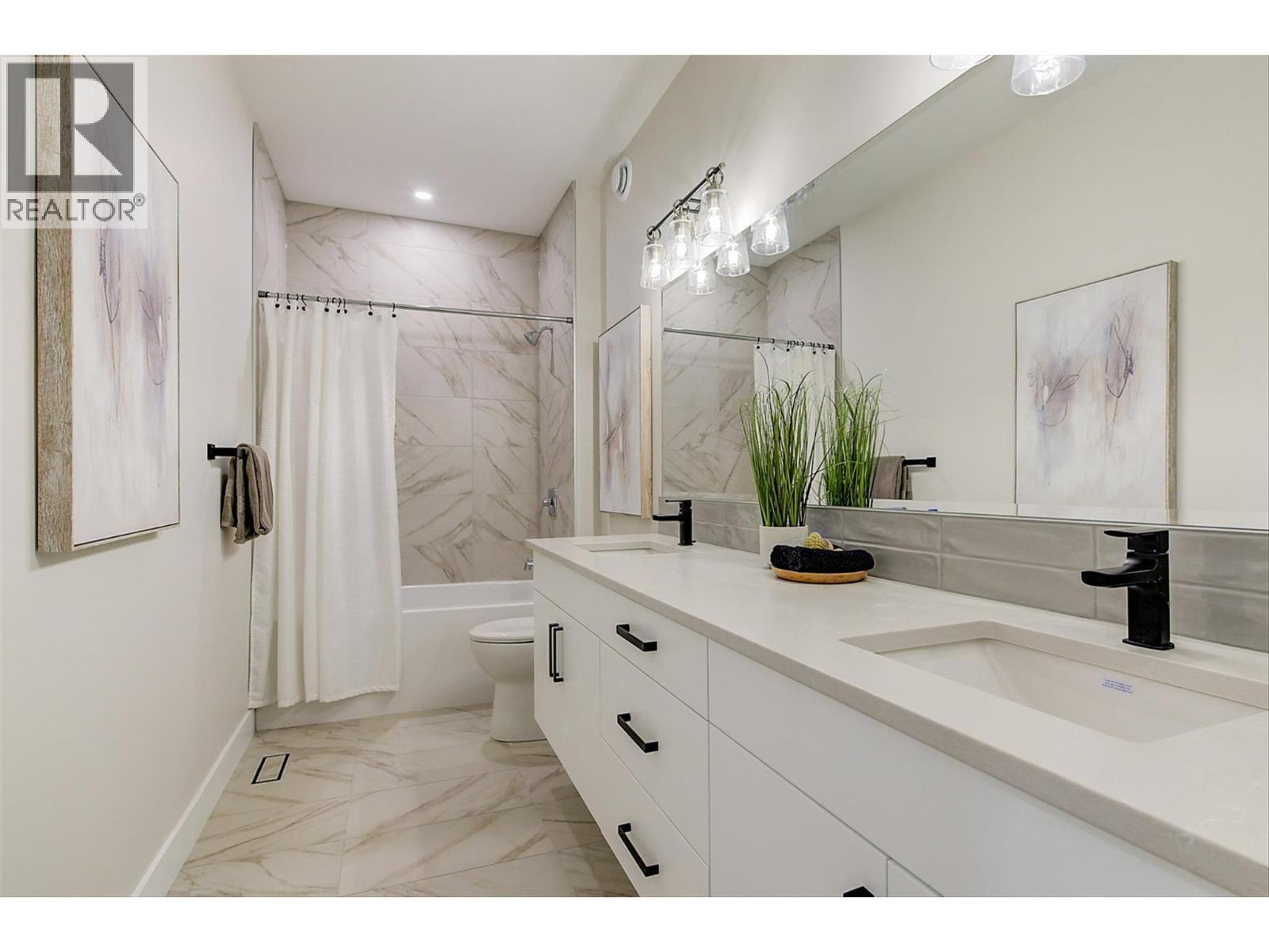 732 Coopland Crescent Unit# 4, Kelowna, BC - Indoor Photo Showing Bathroom