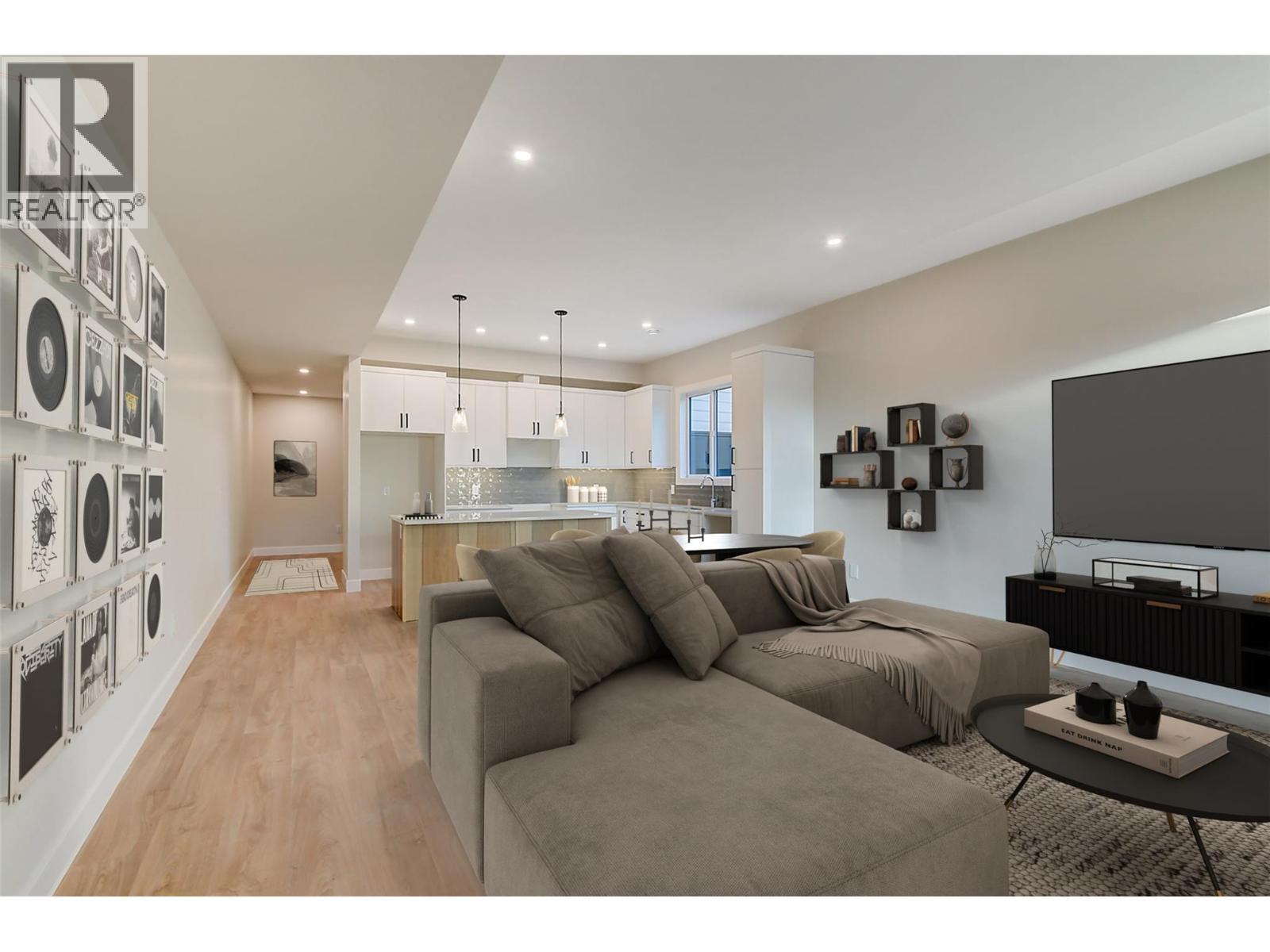 732 Coopland Crescent Unit# 4, Kelowna, BC - Indoor Photo Showing Living Room