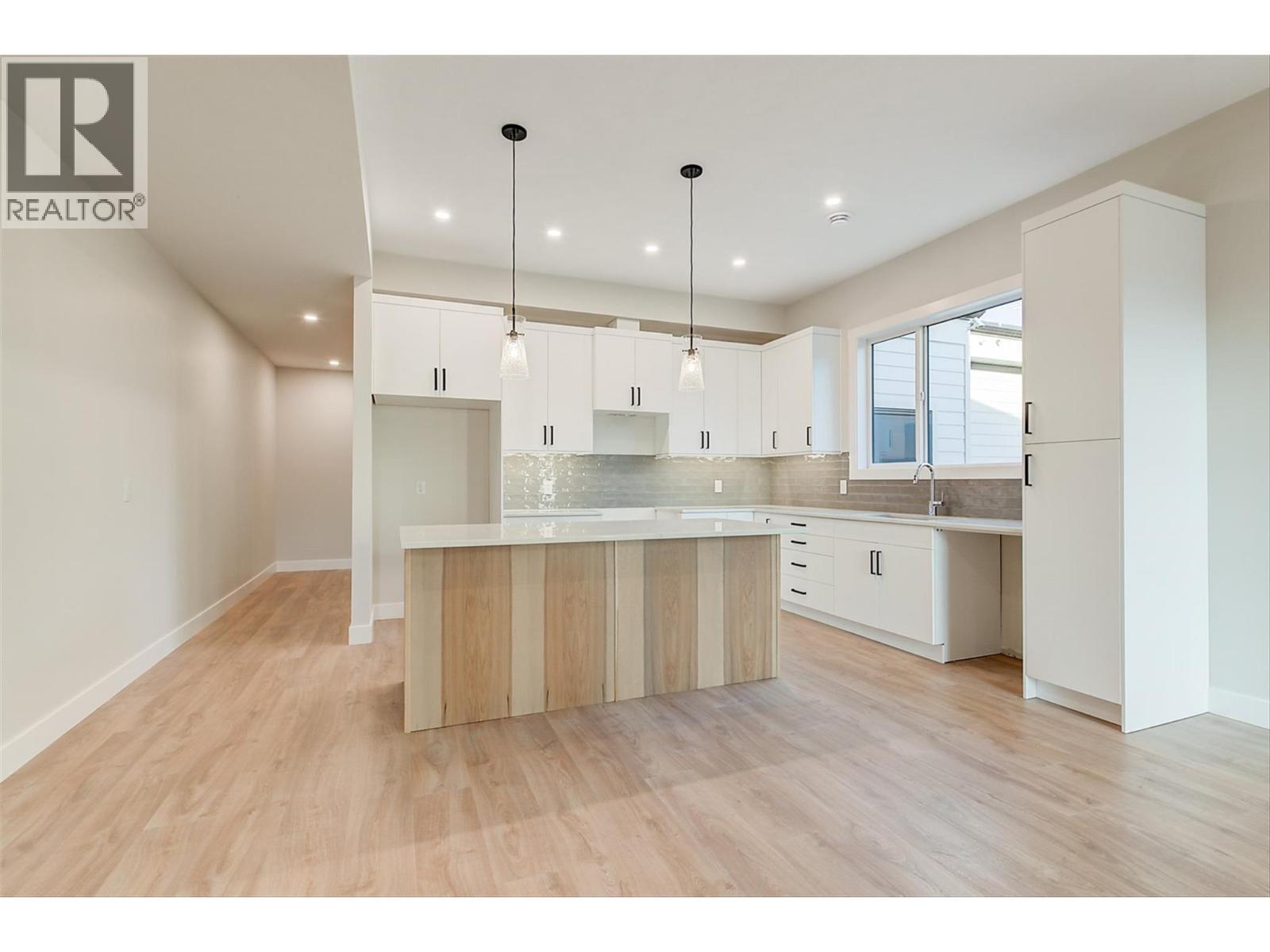 732 Coopland Crescent Unit# 4, Kelowna, BC - Indoor Photo Showing Kitchen