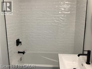 229 West 18Th Street, Hamilton, ON - Indoor Photo Showing Bathroom