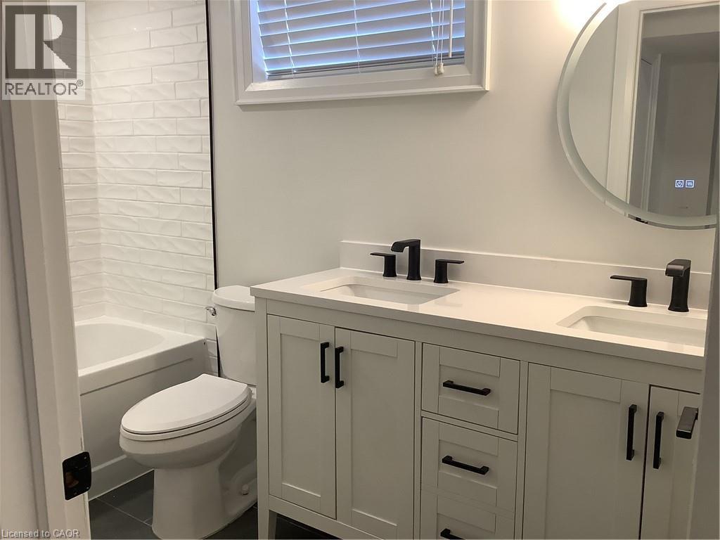 229 West 18Th Street, Hamilton, ON - Indoor Photo Showing Bathroom