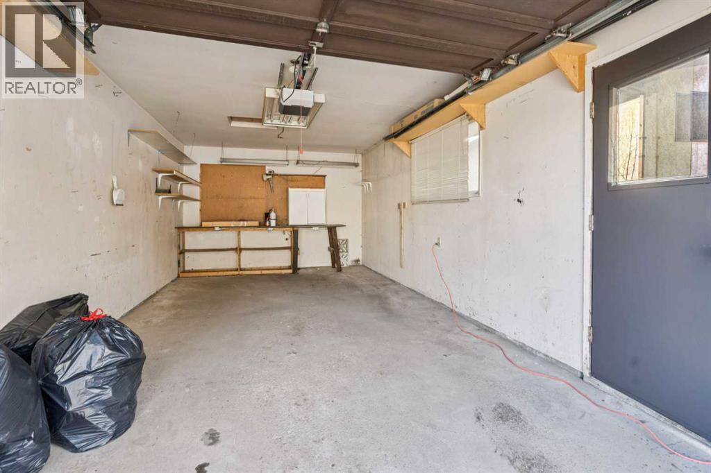 91 Edgehill Drive Nw, Calgary, AB - Indoor Photo Showing Garage