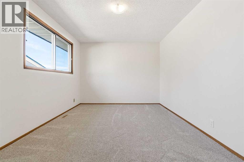 91 Edgehill Drive Nw, Calgary, AB - Indoor Photo Showing Other Room