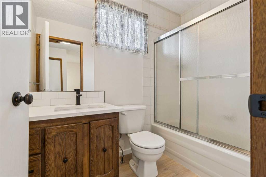 91 Edgehill Drive Nw, Calgary, AB - Indoor Photo Showing Bathroom