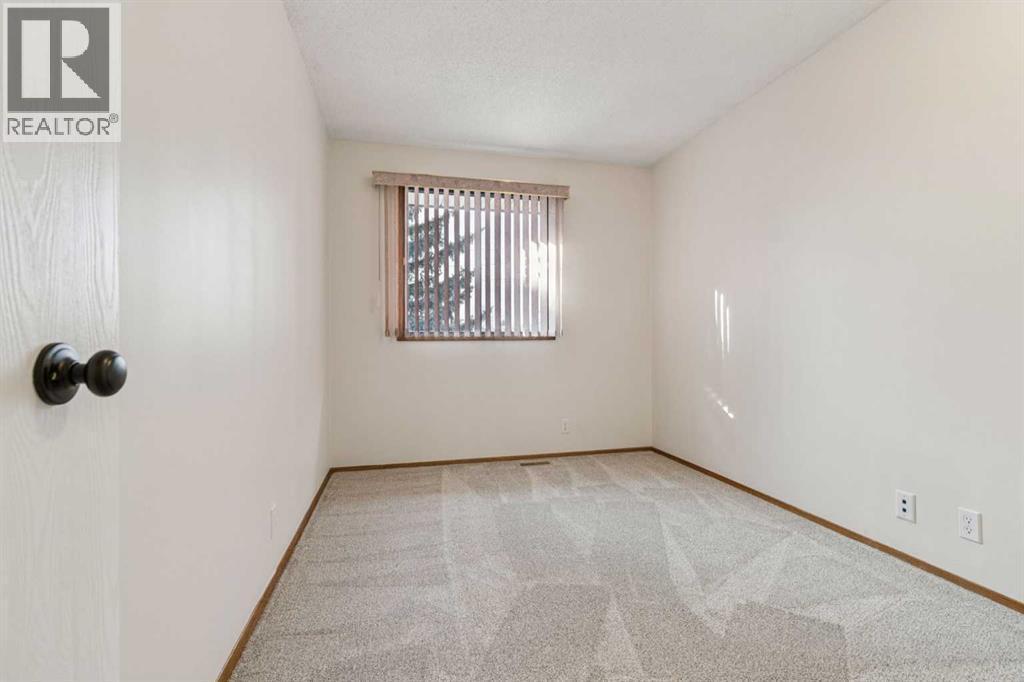 91 Edgehill Drive Nw, Calgary, AB - Indoor Photo Showing Other Room