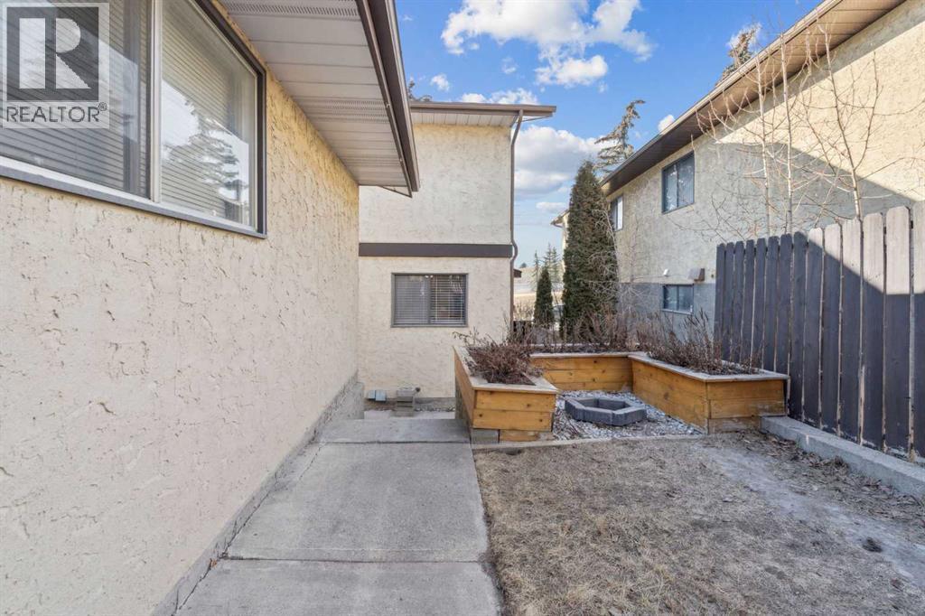 91 Edgehill Drive Nw, Calgary, AB - Outdoor With Exterior