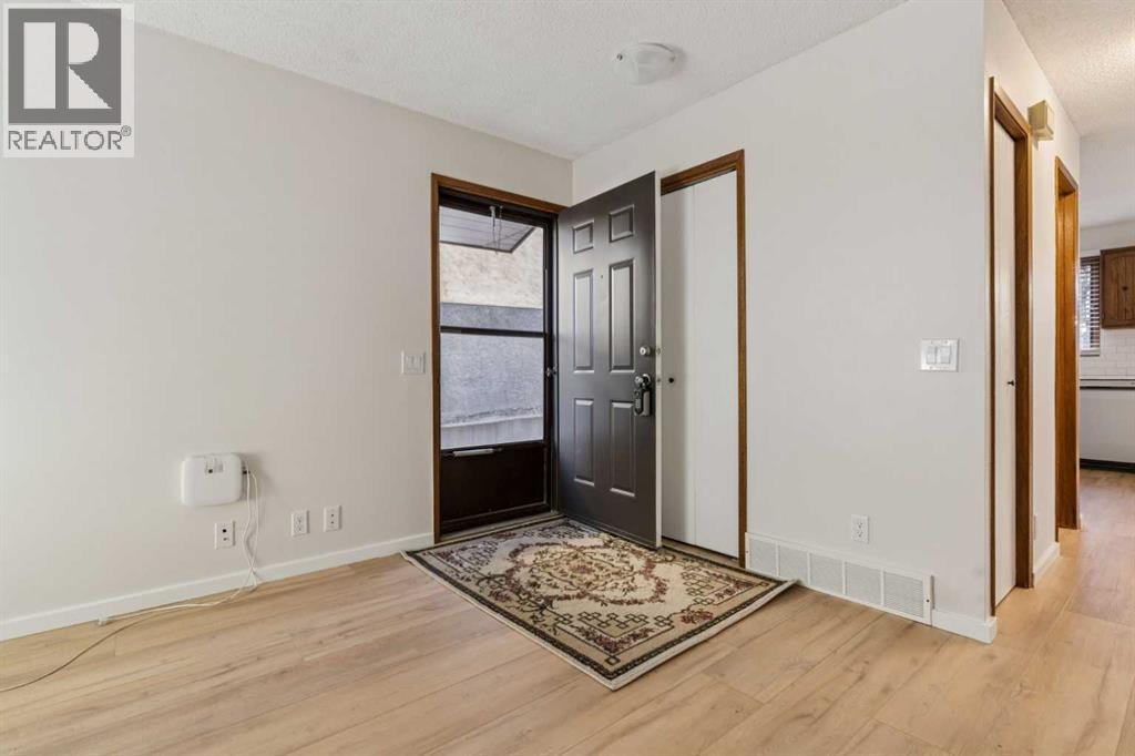 91 Edgehill Drive Nw, Calgary, AB - Indoor Photo Showing Other Room
