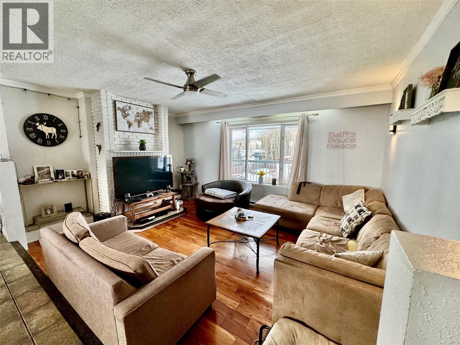 5304 Elevator Road, Pouce Coupe, BC - Indoor Photo Showing Living Room