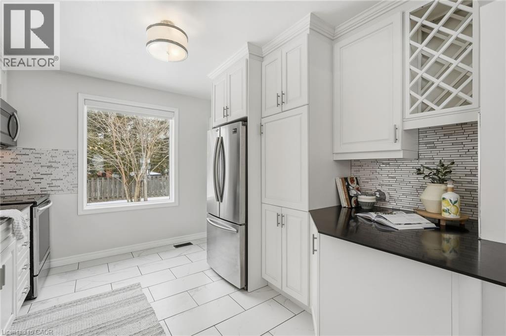 15 Mulock Avenue, Hamilton, ON - Indoor Photo Showing Kitchen