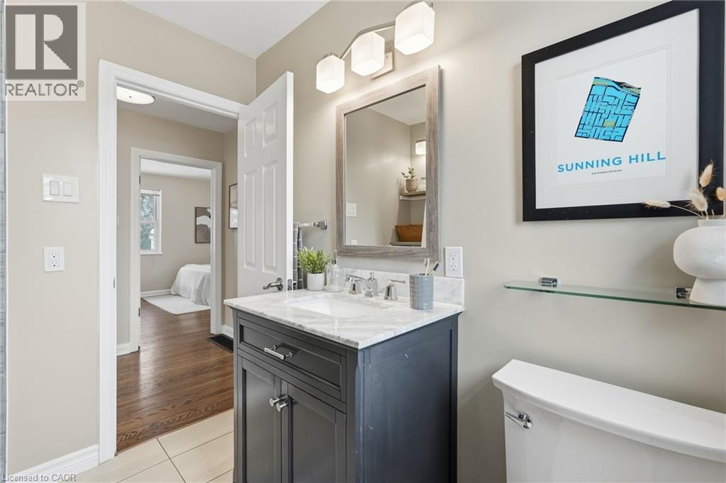 15 Mulock Avenue, Hamilton, ON - Indoor Photo Showing Bathroom