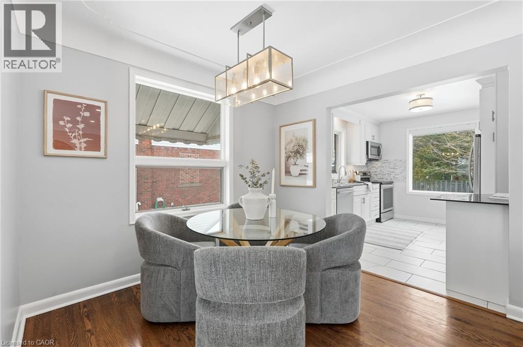 15 Mulock Avenue, Hamilton, ON - Indoor Photo Showing Living Room