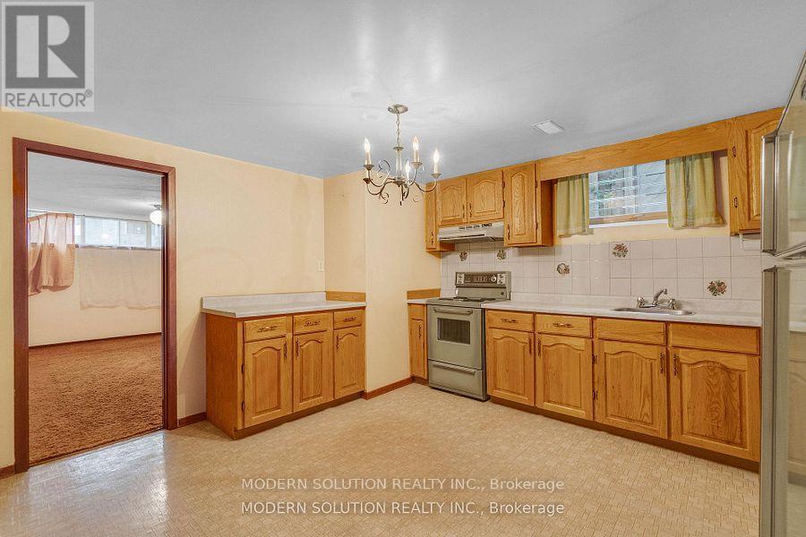 177 Eaglewood Boulevard, Mississauga, ON - Indoor Photo Showing Kitchen