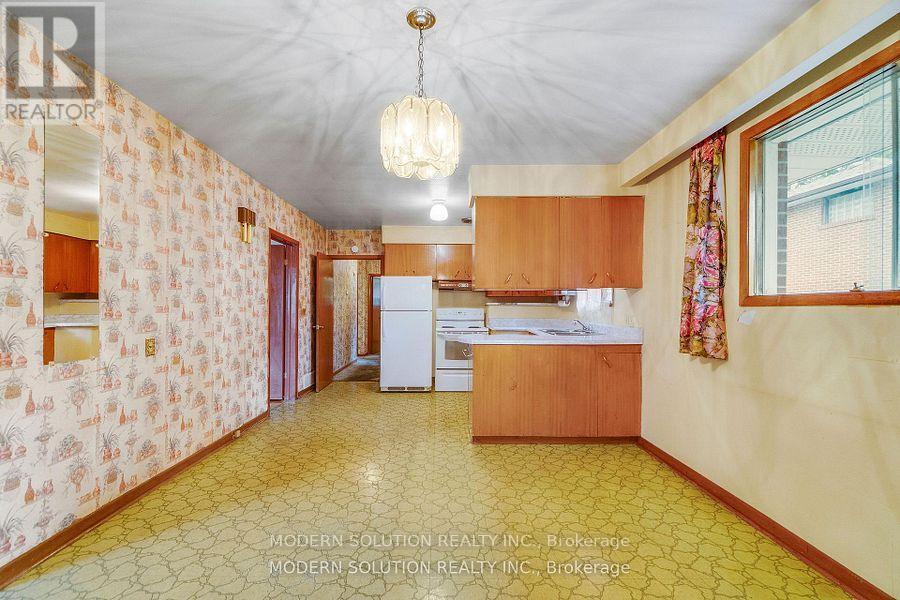 177 Eaglewood Boulevard, Mississauga, ON - Indoor Photo Showing Kitchen