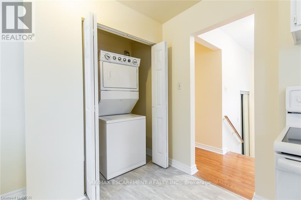 16 Garrow Drive, Hamilton, ON - Indoor Photo Showing Laundry Room