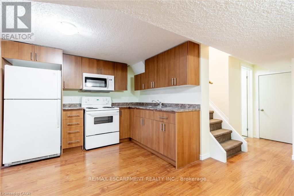 16 Garrow Drive, Hamilton, ON - Indoor Photo Showing Kitchen