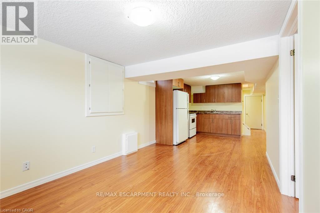 16 Garrow Drive, Hamilton, ON - Indoor Photo Showing Kitchen