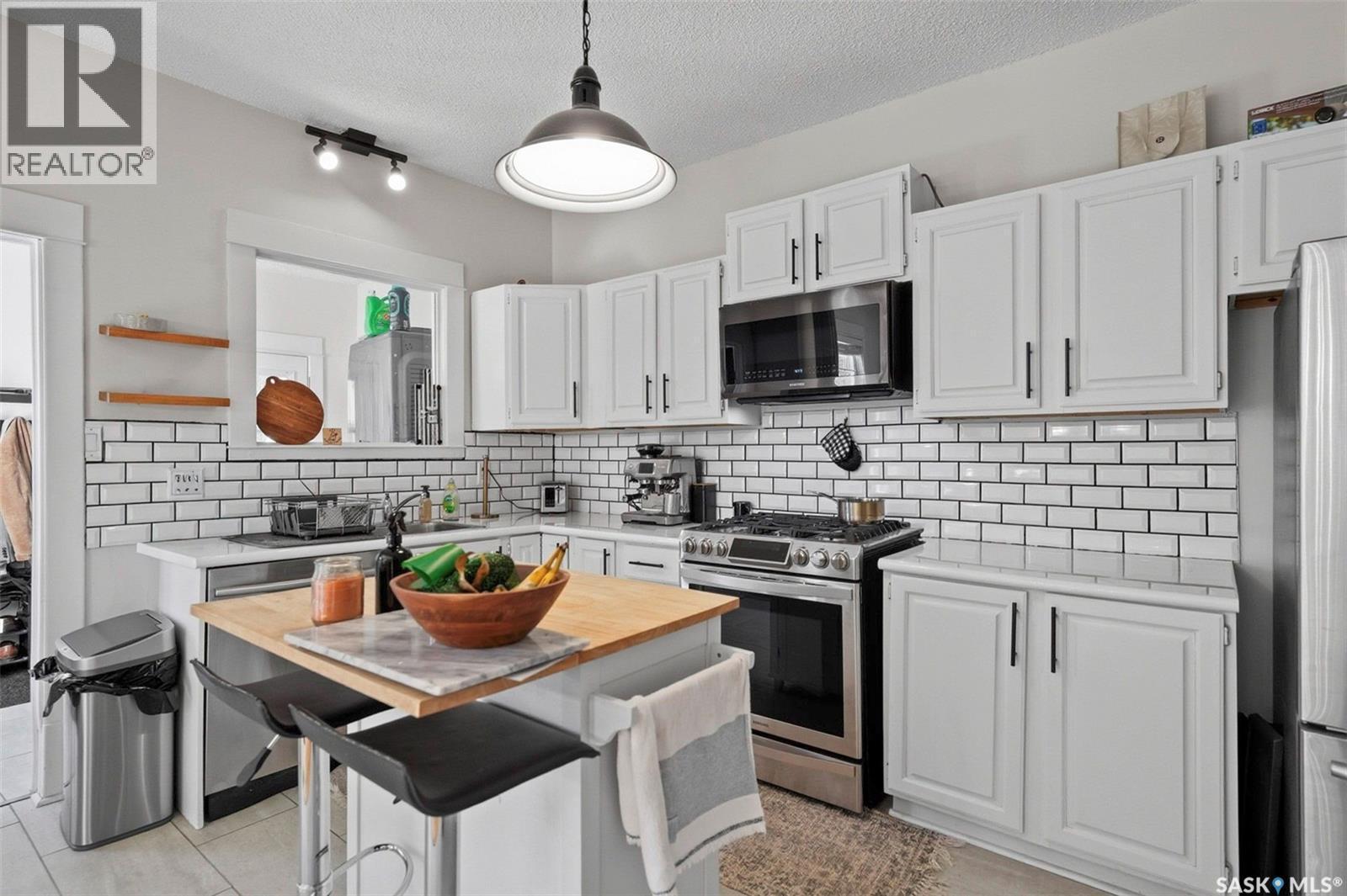 106 8Th Street E, Saskatoon, SK - Indoor Photo Showing Kitchen With Stainless Steel Kitchen With Upgraded Kitchen