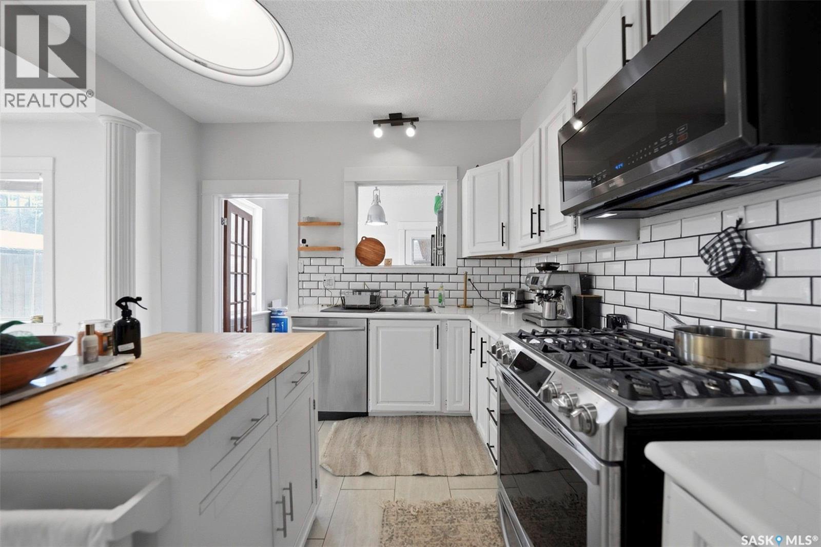 106 8Th Street E, Saskatoon, SK - Indoor Photo Showing Kitchen With Upgraded Kitchen