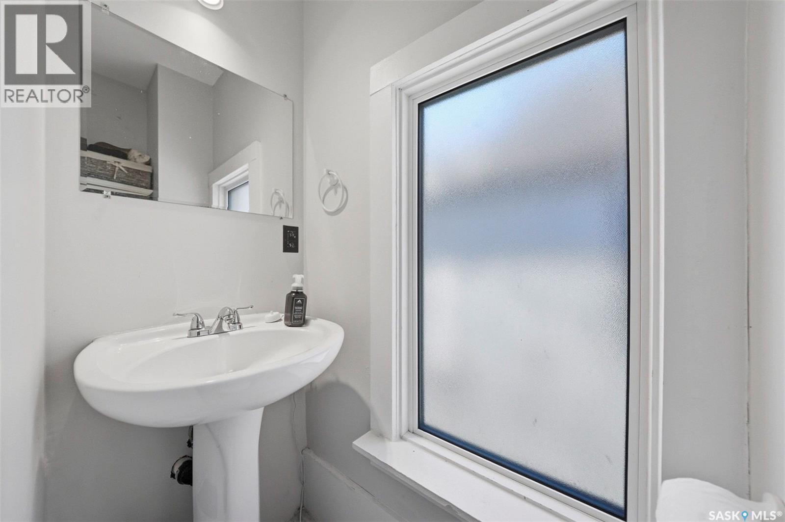 106 8Th Street E, Saskatoon, SK - Indoor Photo Showing Bathroom