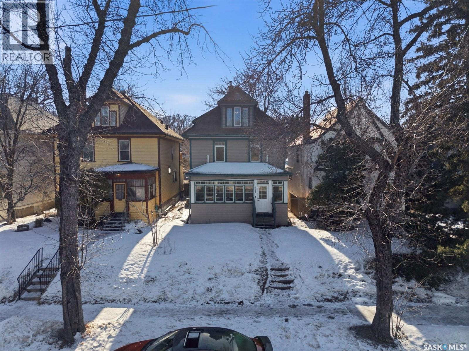 106 8Th Street E, Saskatoon, SK - Outdoor With Deck Patio Veranda With Facade