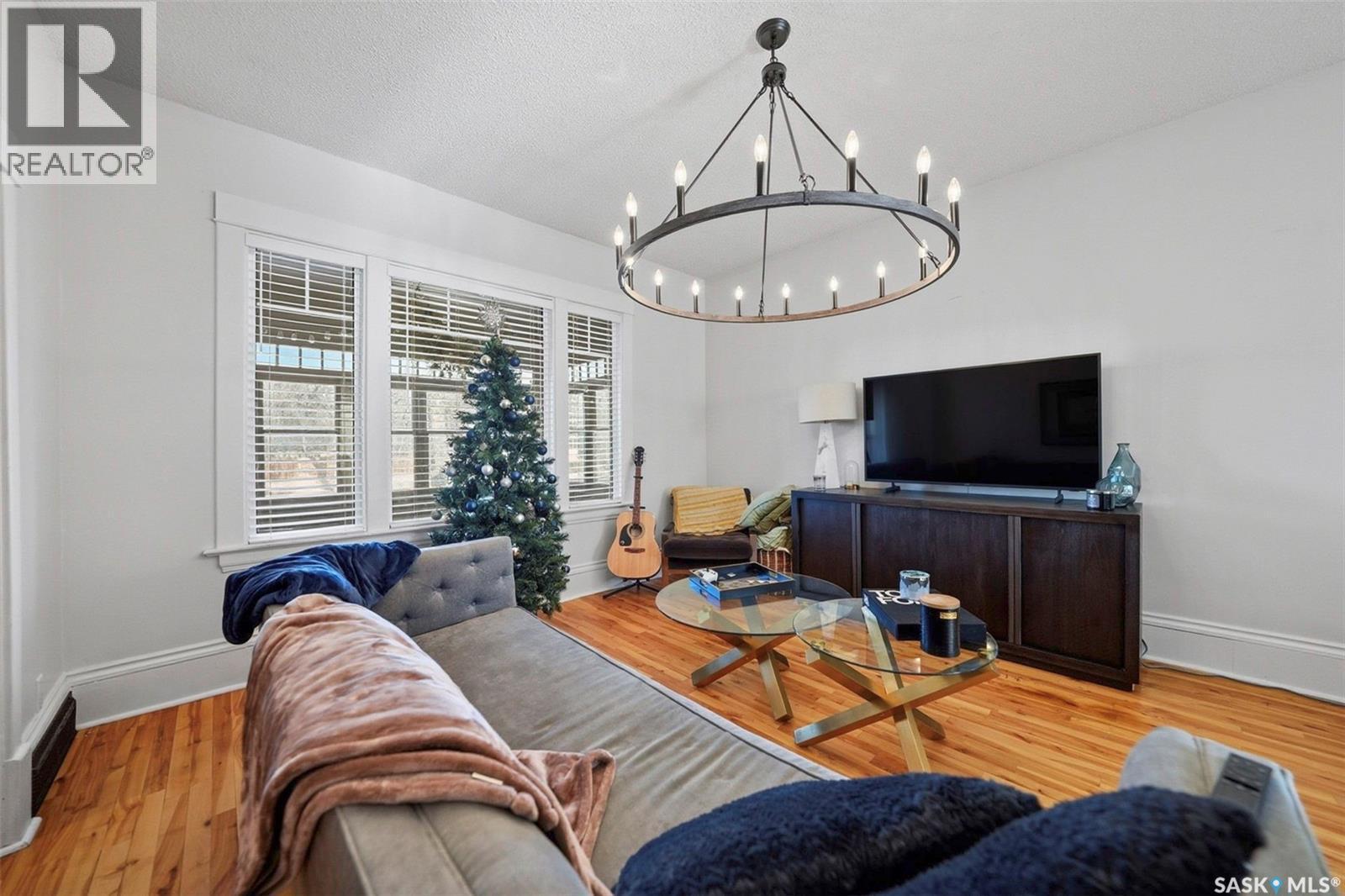 106 8Th Street E, Saskatoon, SK - Indoor Photo Showing Living Room