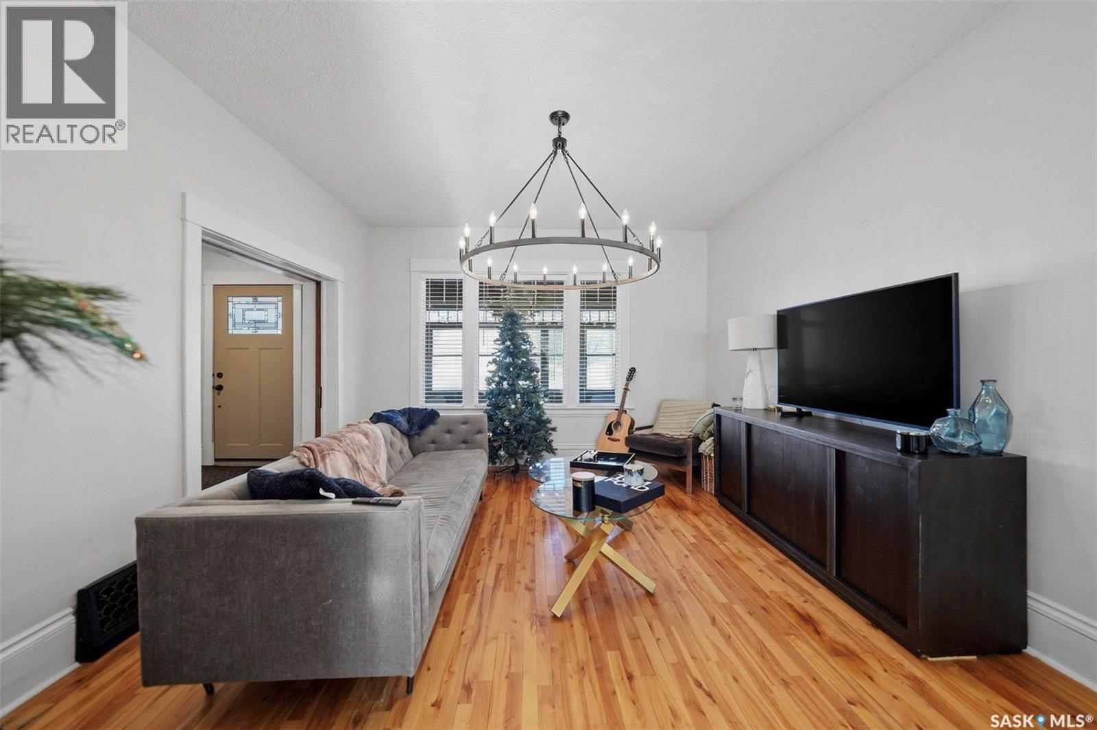 106 8Th Street E, Saskatoon, SK - Indoor Photo Showing Living Room