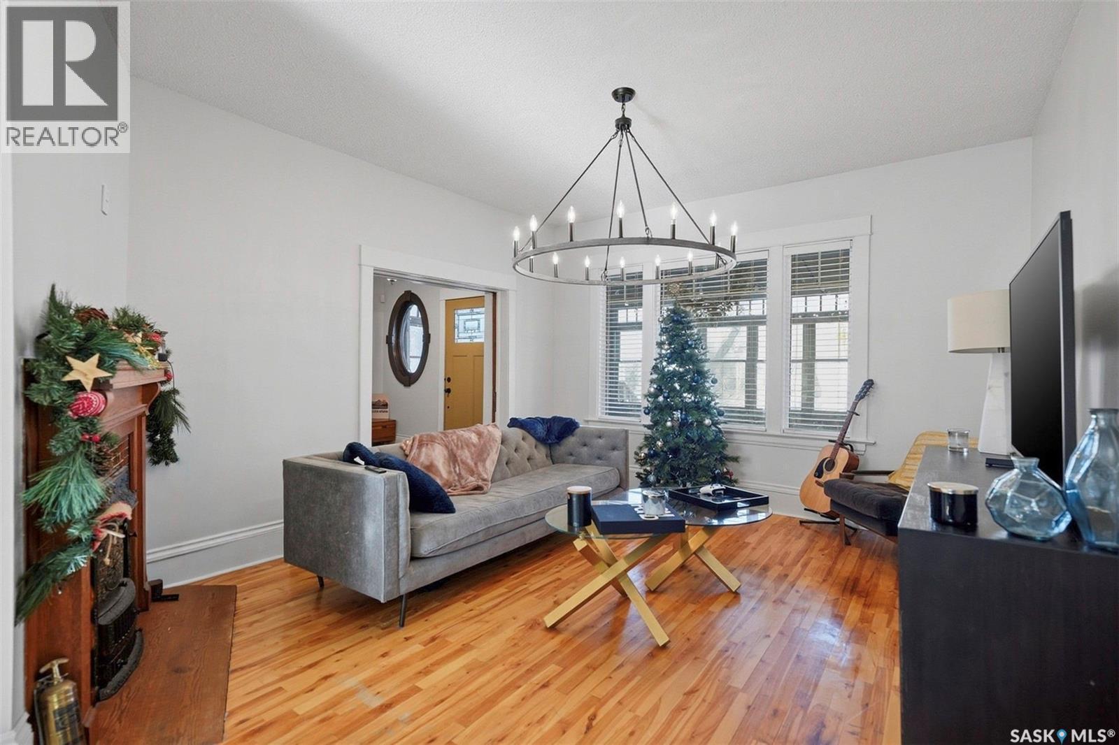 106 8Th Street E, Saskatoon, SK - Indoor Photo Showing Living Room