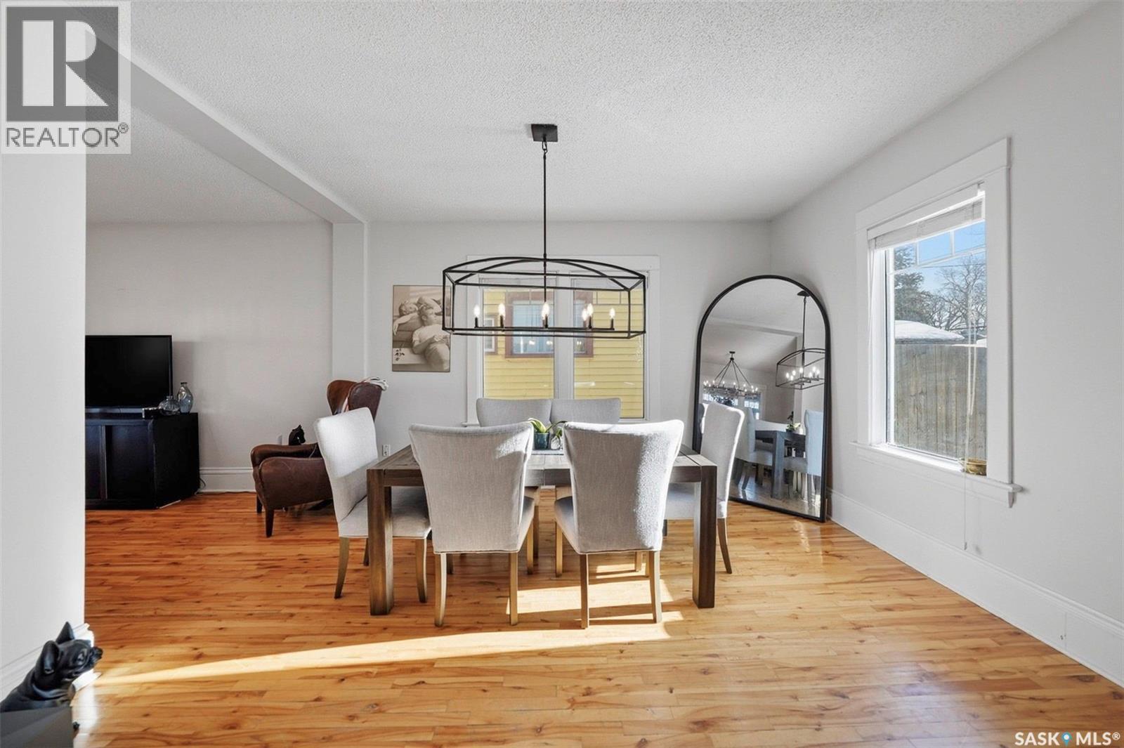 106 8Th Street E, Saskatoon, SK - Indoor Photo Showing Dining Room
