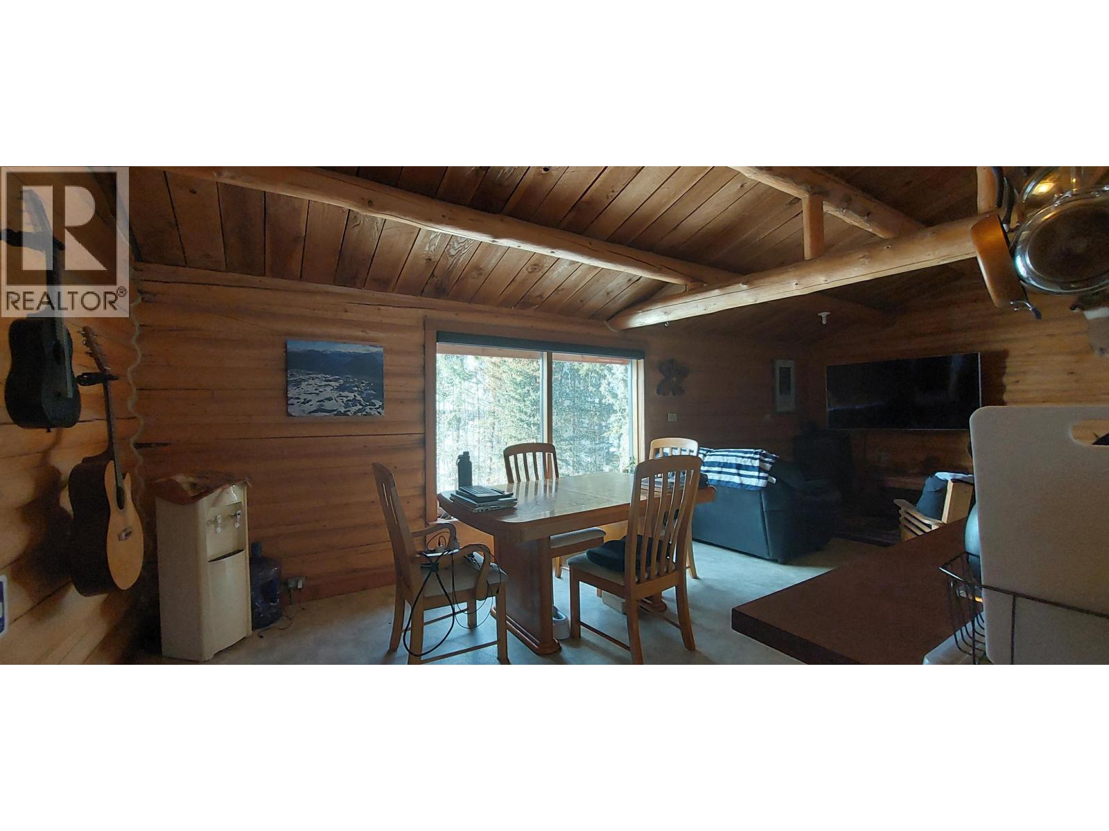 1910 Otter Road, Chilcotin, BC - Indoor Photo Showing Dining Room