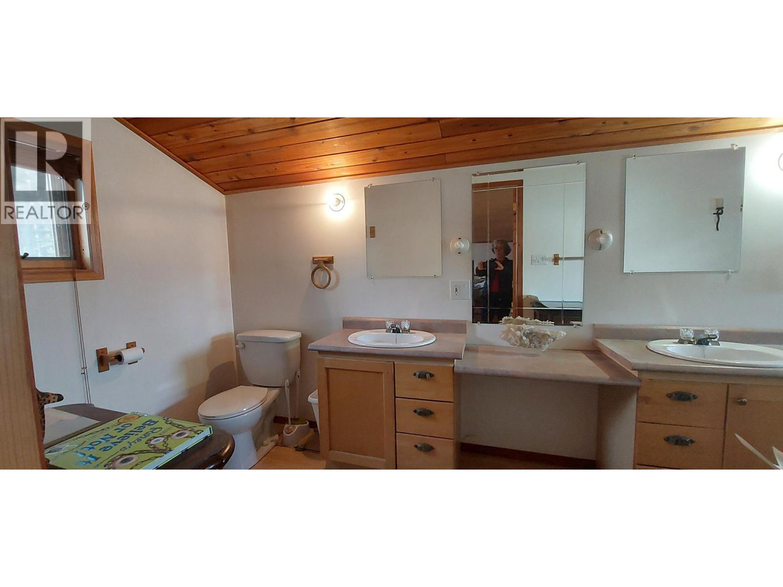 1910 Otter Road, Chilcotin, BC - Indoor Photo Showing Bathroom