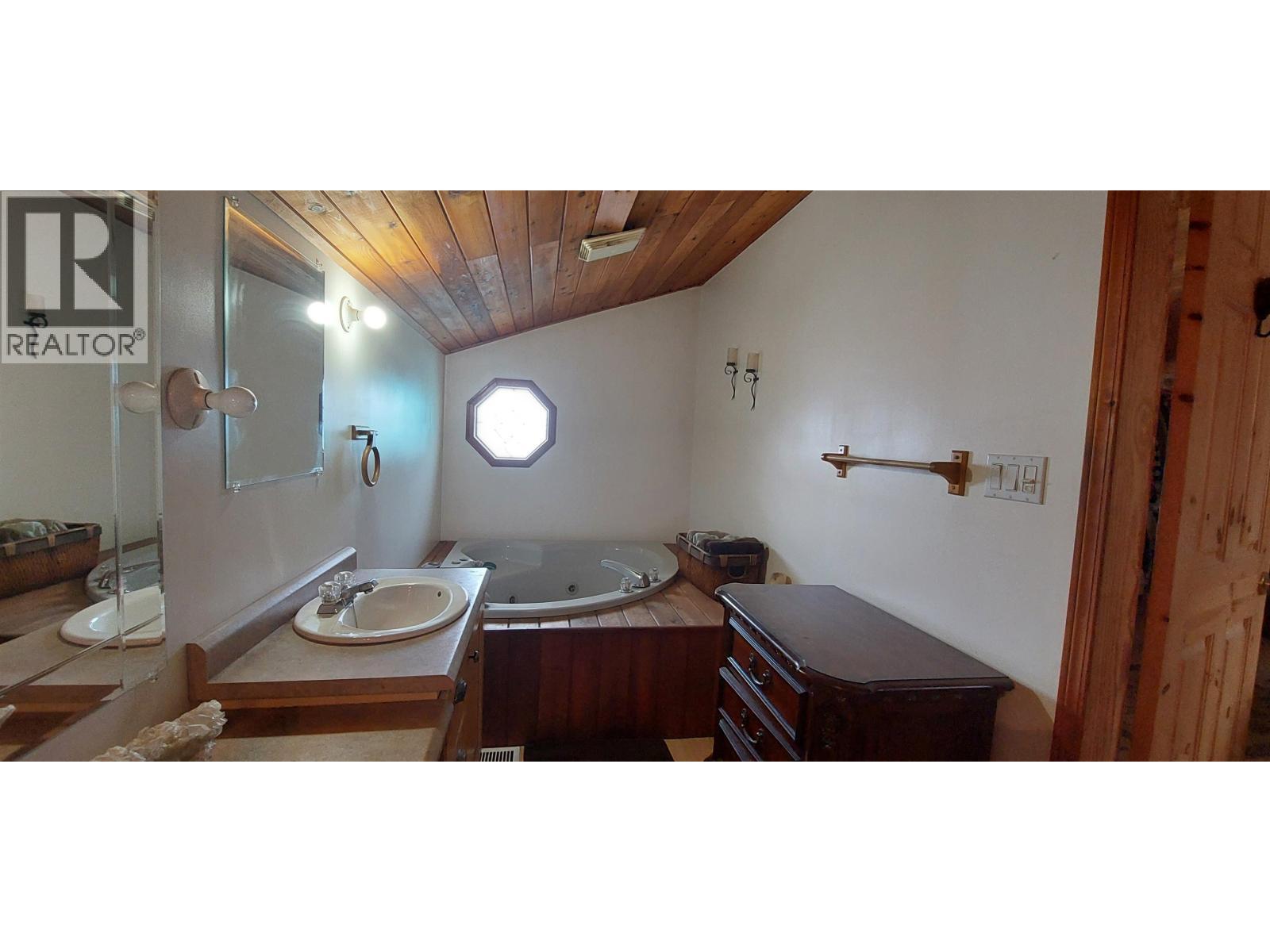 1910 Otter Road, Chilcotin, BC - Indoor Photo Showing Bathroom