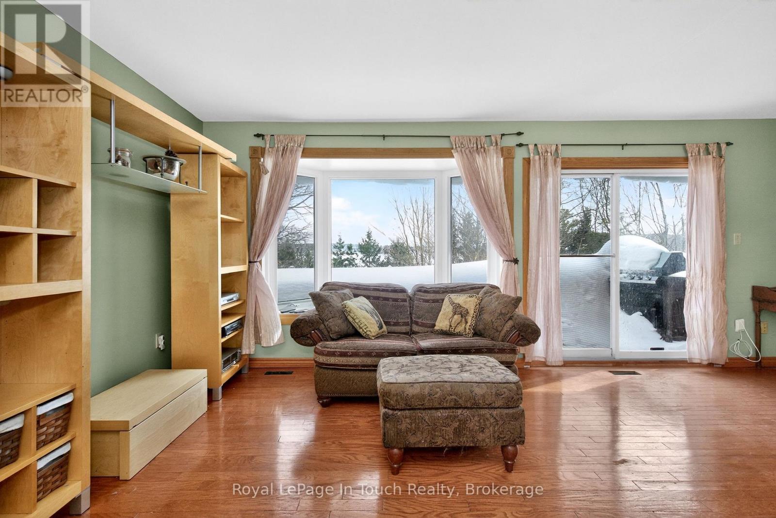 1 Logmoss Road, Tiny, ON - Indoor Photo Showing Living Room