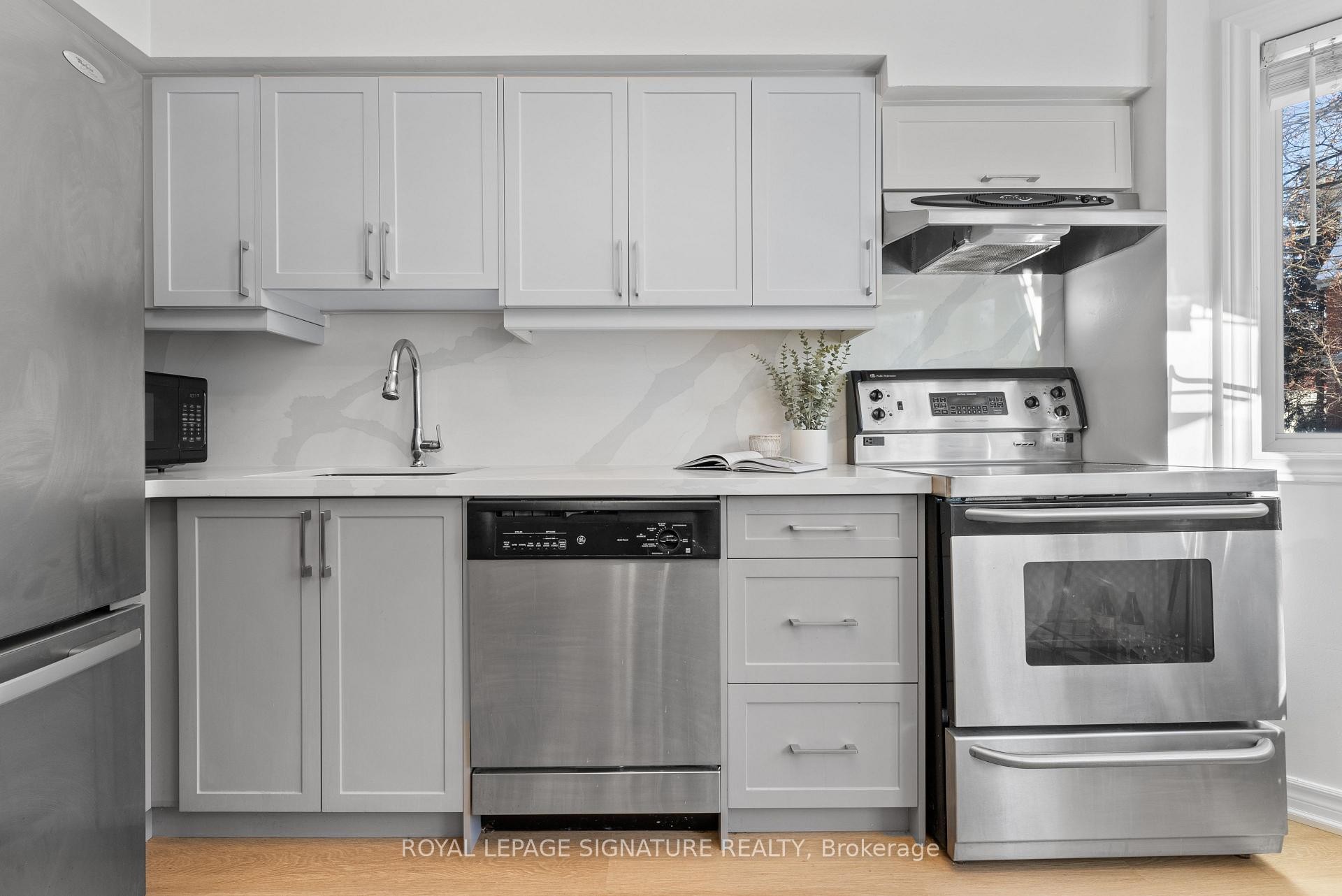 D-32 Massey Street, Toronto, ON - Indoor Photo Showing Kitchen