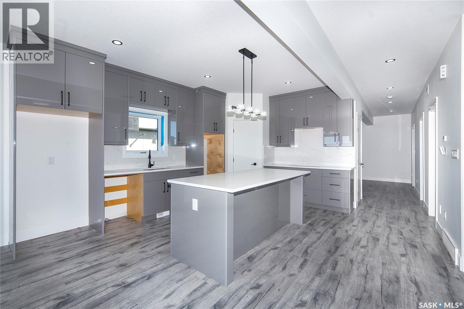 447 Woolf Bend, Saskatoon, SK - Indoor Photo Showing Kitchen With Upgraded Kitchen