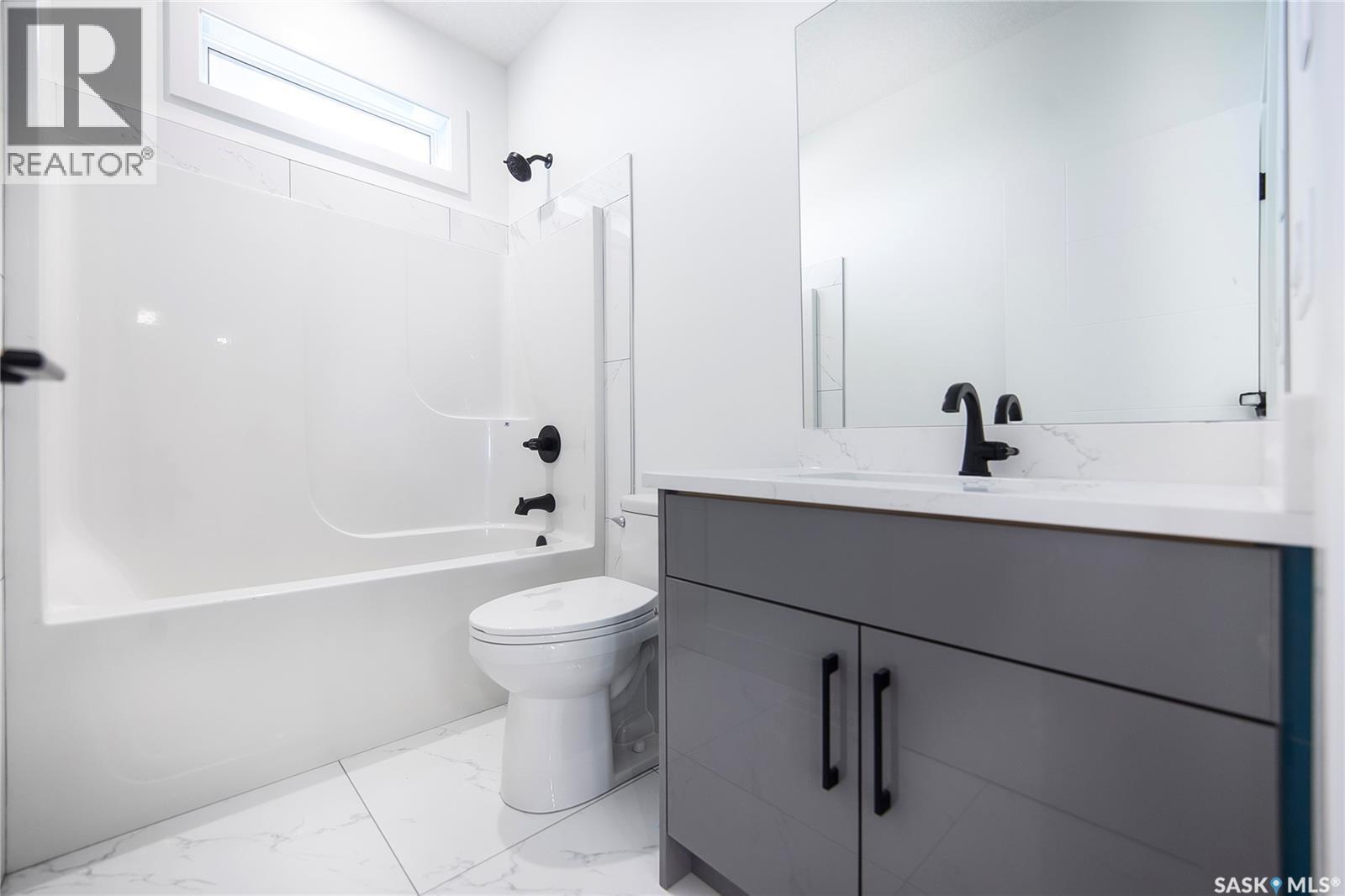 447 Woolf Bend, Saskatoon, SK - Indoor Photo Showing Bathroom