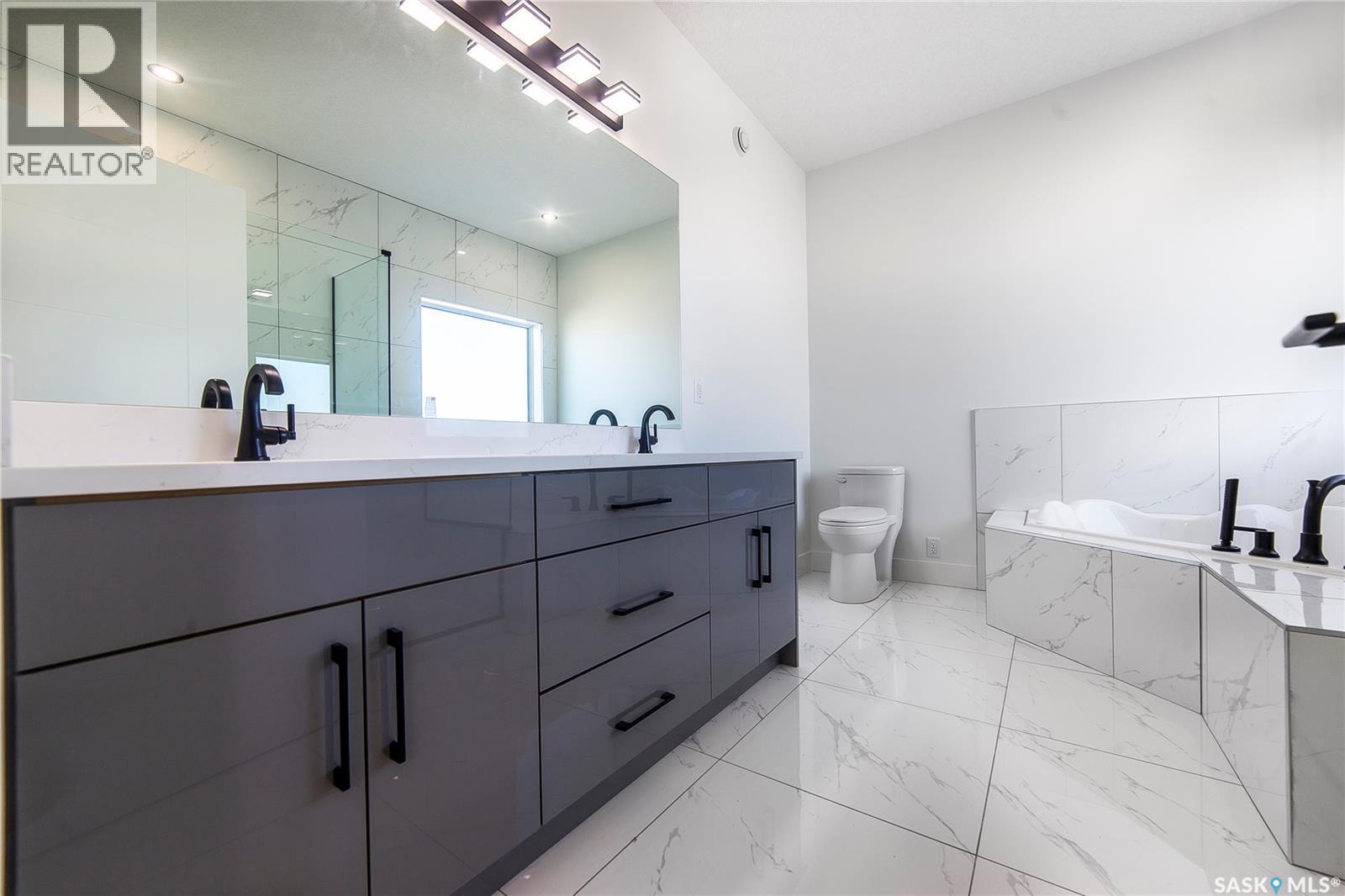 447 Woolf Bend, Saskatoon, SK - Indoor Photo Showing Bathroom