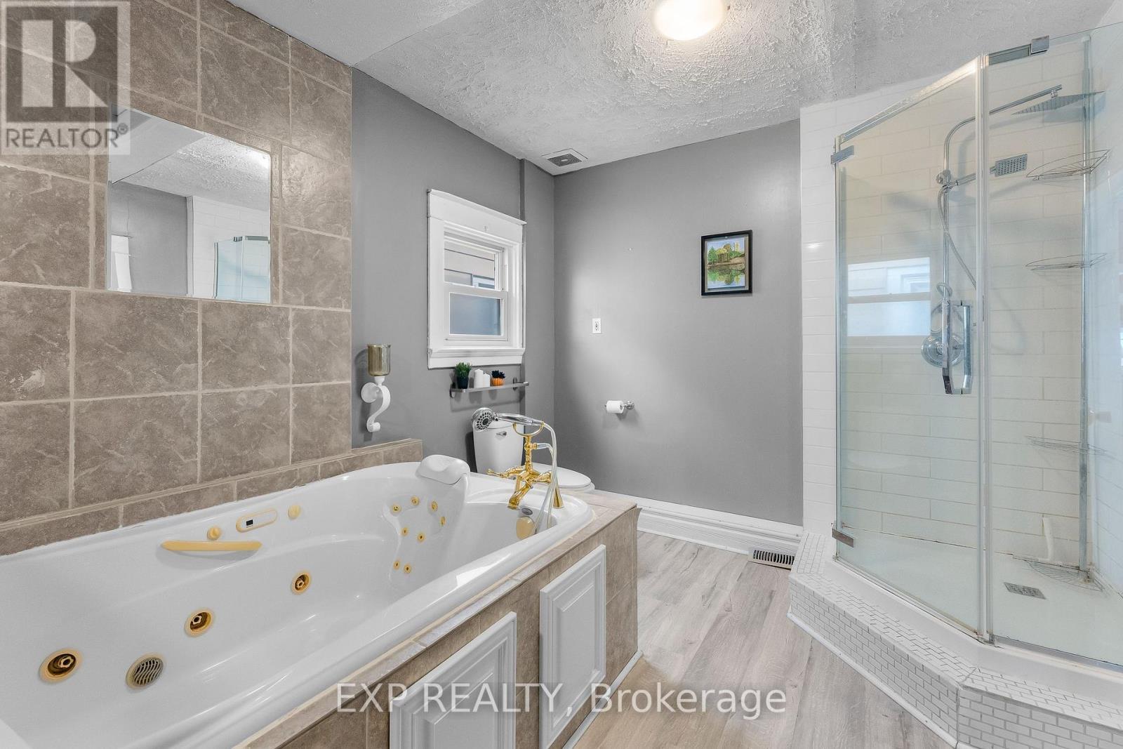 129 Beech Street, St. Catharines (Downtown), ON - Indoor Photo Showing Bathroom