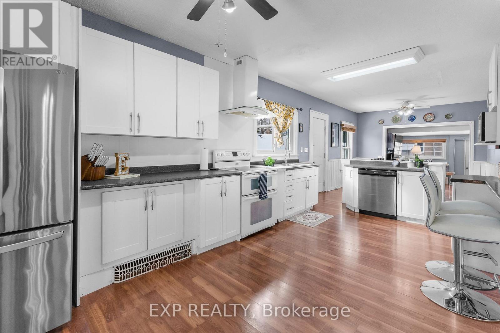 129 Beech Street, St. Catharines (Downtown), ON - Indoor Photo Showing Kitchen With Upgraded Kitchen