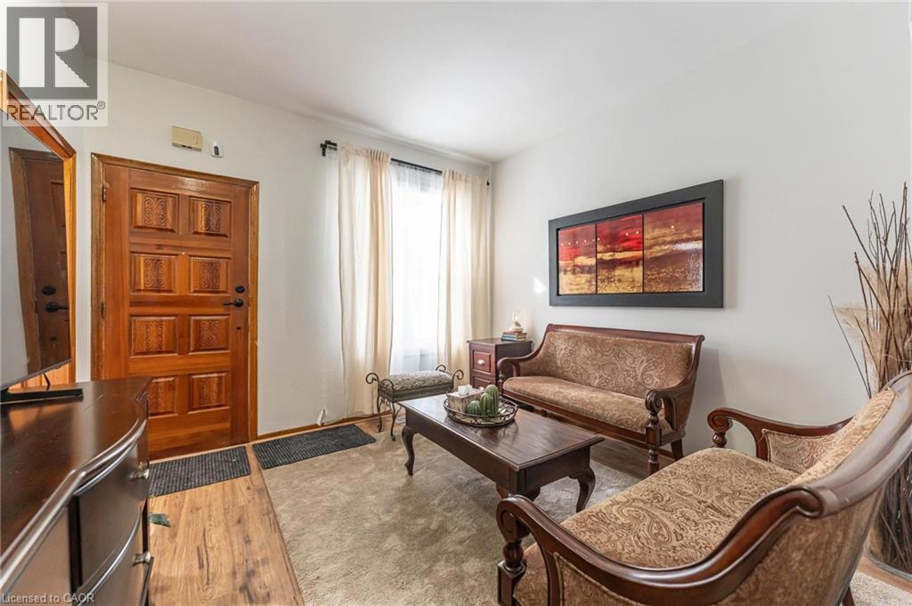 104 Mulberry Street, Hamilton, ON - Indoor Photo Showing Living Room