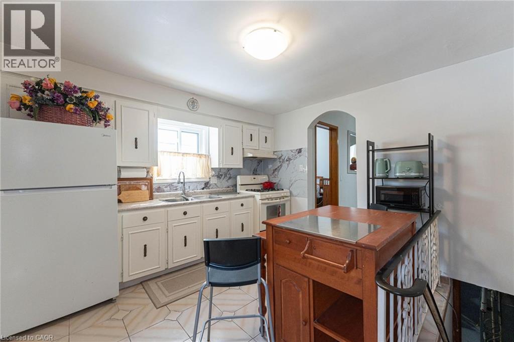 104 Mulberry Street, Hamilton, ON - Indoor Photo Showing Kitchen