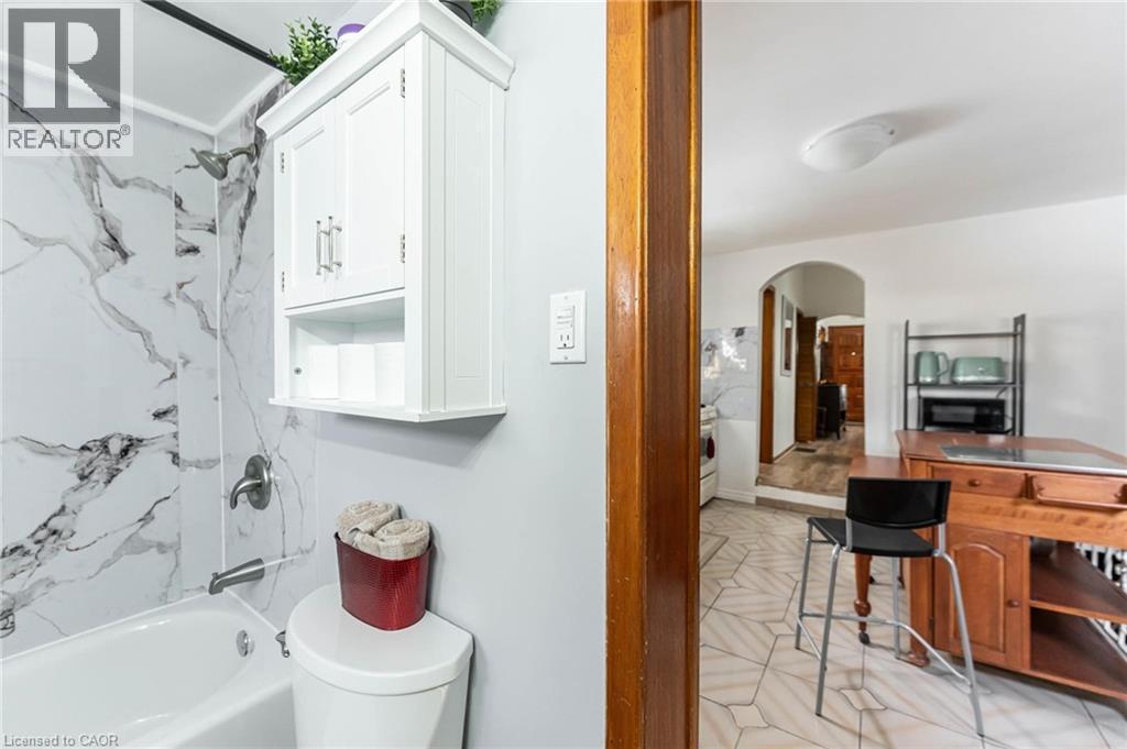 104 Mulberry Street, Hamilton, ON - Indoor Photo Showing Bathroom