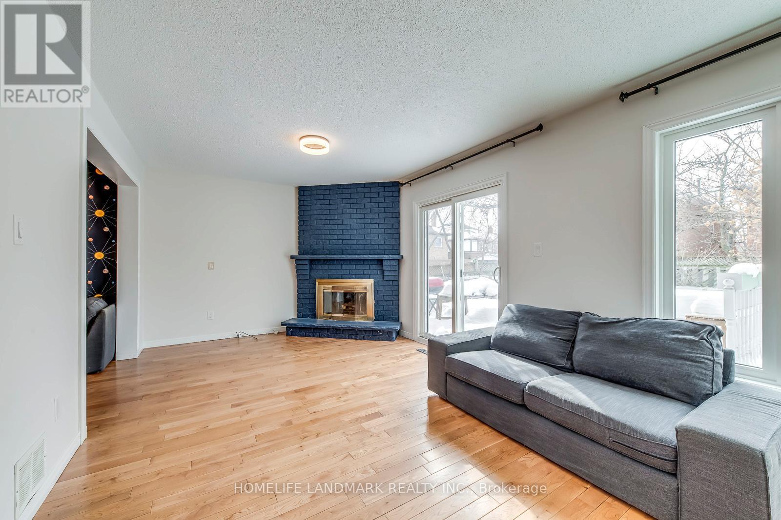 5492 Haddon Hall Road, Mississauga, ON - Indoor Photo Showing Living Room With Fireplace