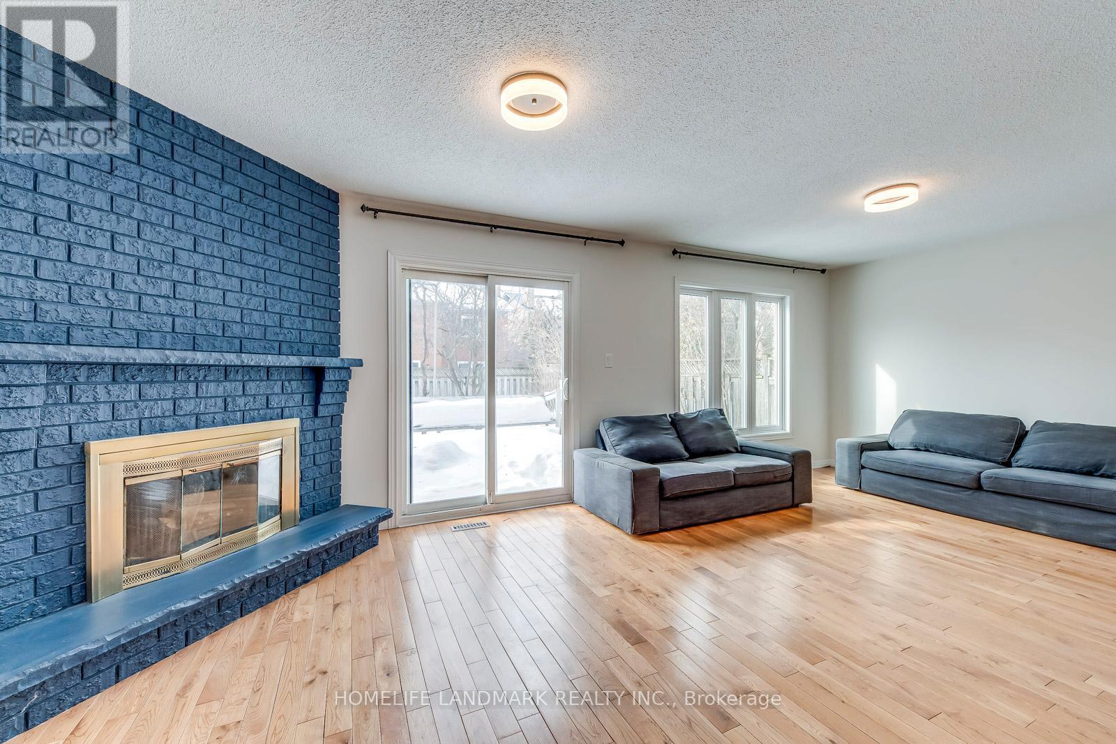 5492 Haddon Hall Road, Mississauga, ON - Indoor Photo Showing Living Room With Fireplace