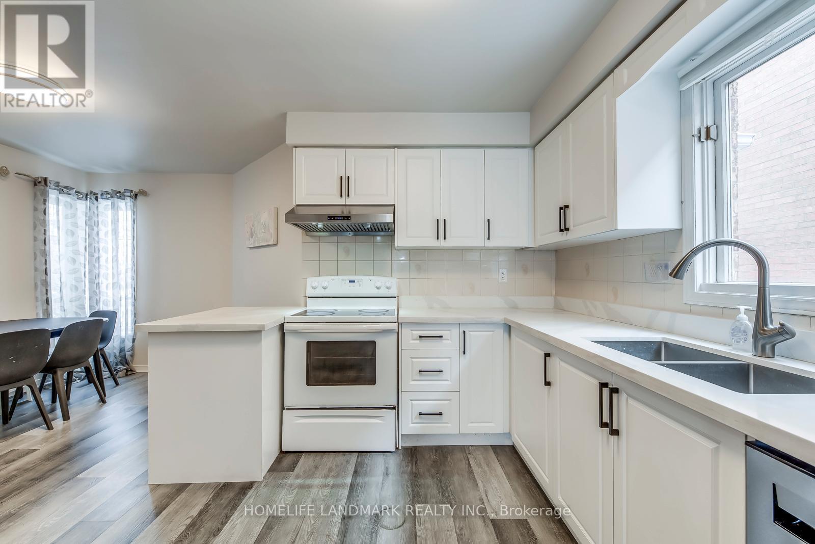 5492 Haddon Hall Road, Mississauga, ON - Indoor Photo Showing Kitchen With Double Sink