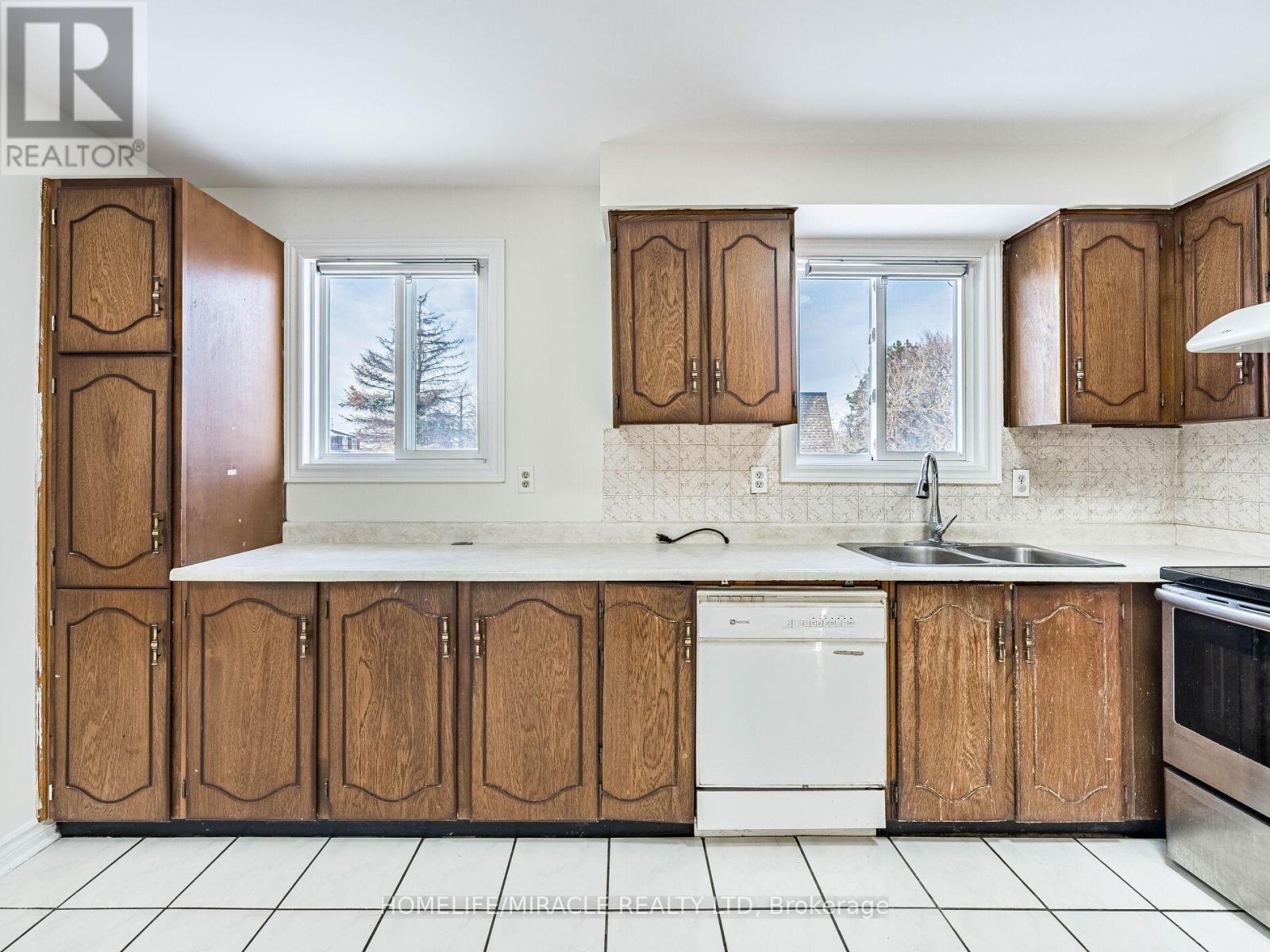 209 Apache Trail, Toronto, ON - Indoor Photo Showing Kitchen With Double Sink