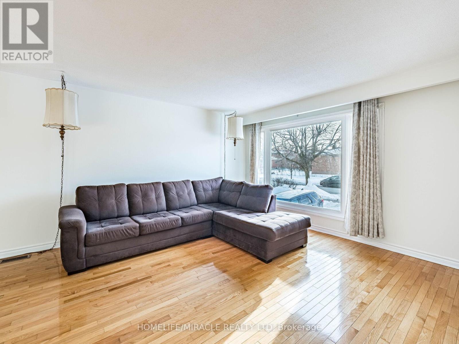 209 Apache Trail, Toronto, ON - Indoor Photo Showing Living Room