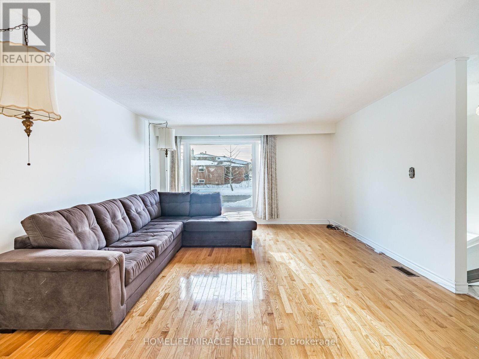 209 Apache Trail, Toronto, ON - Indoor Photo Showing Living Room