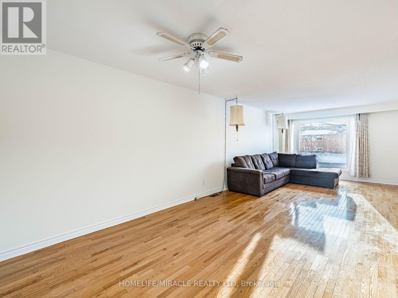 209 Apache Trail, Toronto, ON - Indoor Photo Showing Living Room